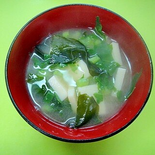 高野豆腐とわかめ大根の葉の味噌汁